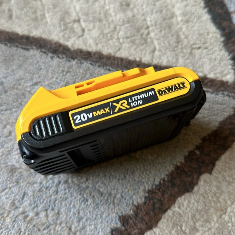 DeWALT BT SPEAKER, CHARGER & BATTERY - Picture 14 of 15